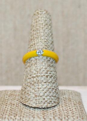 Size 7 YELLOW Enamel Style Ring with a Single Clear Stone (2.3g)
