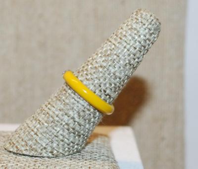Size 7 YELLOW Enamel Style Ring with a Single Clear Stone (2.3g)