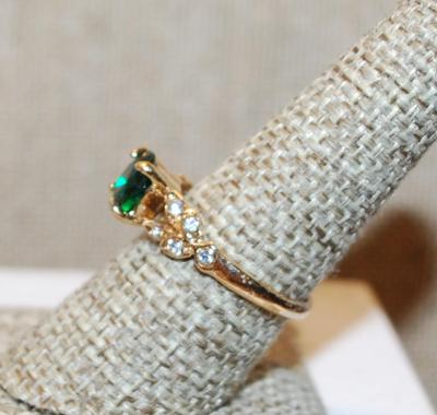 Size 8 Round Green Stone Ring with "Branch" Side Clear Stones Accents on a Gold Tone Band (2.5g)