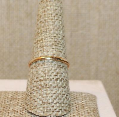 Size 8 Deep Blue Oval Cut Stone Ring with a Full Surround of Clear Stones on a Gold Tone Band (2.8g)