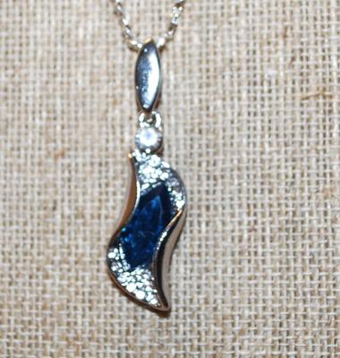 Blue Iridescent PENDANT (1½" x ½") and Matching Earrings (1½" x ¼") Set on a Silver Tone Necklace Chain 15" L
