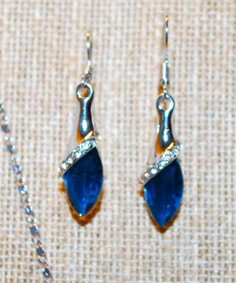 Blue Iridescent PENDANT (1½" x ½") and Matching Earrings (1½" x ¼") Set on a Silver Tone Necklace Chain 15" L