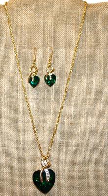 Green Heart Shaped PENDANT (1½" x 1") and Matching Earrings (1½" x ½") Set on a Gold Tone Necklace Chain 20"