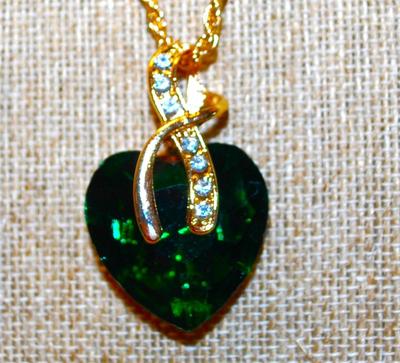 Green Heart Shaped PENDANT (1½" x 1") and Matching Earrings (1½" x ½") Set on a Gold Tone Necklace Chain 20"
