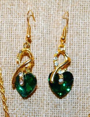 Green Heart Shaped PENDANT (1½" x 1") and Matching Earrings (1½" x ½") Set on a Gold Tone Necklace Chain 20"