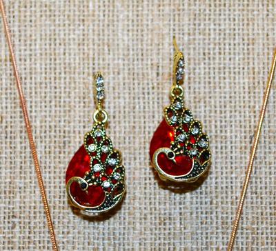 Cranberry Red PENDANT (1½" x ½") and Matching Earrings (1½" x ¼") Set on a Gold Tone Necklace Chain 18" L