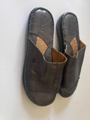 Brand New pair of dark brown Born leather sandals in size 6
