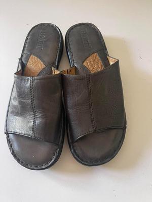 Brand New pair of dark brown Born leather sandals in size 6