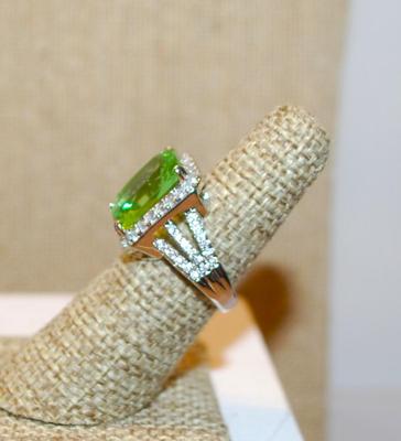Size 6½ Large Emerald Cut Transparent Lime Green Stone Ring with Full Clear Stones Surround & Accents on a Silver Tone Band (6.8g)