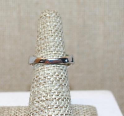 Size 6½ Large Emerald Cut Transparent Lime Green Stone Ring with Full Clear Stones Surround & Accents on a Silver Tone Band (6.8g)