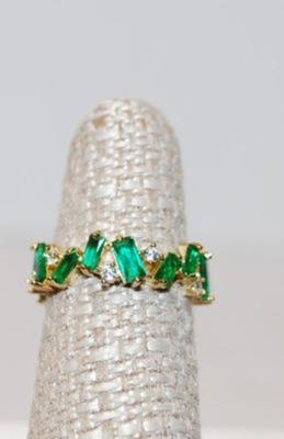 Size 6 Assorted Sized Emerald-Cut Green Stones Ring Infinity-Styled Gold Tone Band with Clear Accent Stones (2.2g)