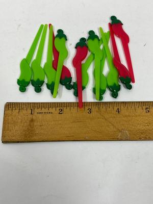 Green & Red Pepper Plastic Stick Markers for Serving Food