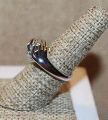 Size 7 ½ Single Round Faceted Blue Stone Ring Held Firmly by 2 'Hands" on a Silver Tone Band (6.0g)