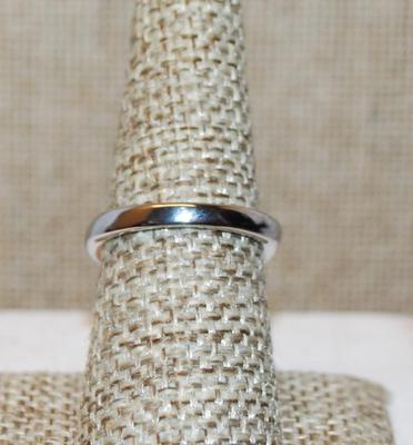 Size 7 ½ Single Round Faceted Blue Stone Ring Held Firmly by 2 'Hands" on a Silver Tone Band (6.0g)