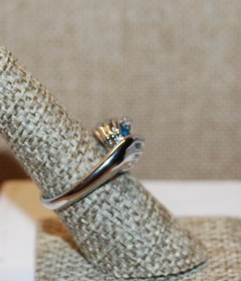 Size 7 ½ Single Round Faceted Blue Stone Ring Held Firmly by 2 'Hands" on a Silver Tone Band (6.0g)