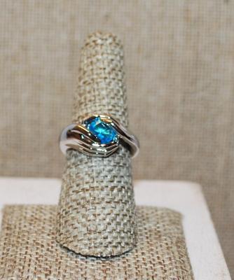Size 7 ½ Single Round Faceted Blue Stone Ring Held Firmly by 2 'Hands" on a Silver Tone Band (6.0g)