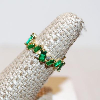 Size 6 Assorted Sized Emerald-Cut Green Stones Ring Infinity-Styled Gold Tone Band with Clear Accent Stones (2.2g)