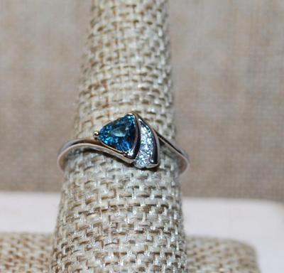 Size 7 ½ Unique Trillion Cut Blue Stone Ring with a Side Accent on a Silver Tone Band (2.7g)