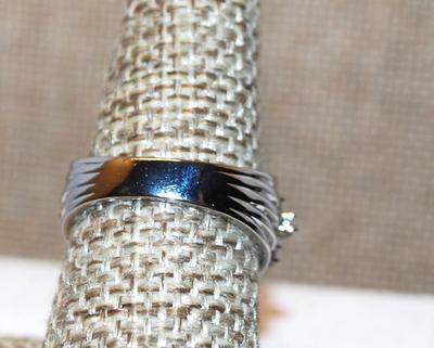 Size 8 Wedding/Engagement Style Ring with 5 Rows of Clear Stone on a Silver Tone Band (6.2g)