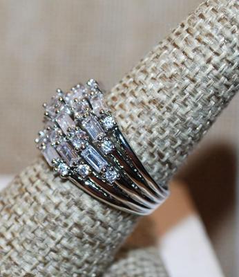 Size 8 Wedding/Engagement Style Ring with 5 Rows of Clear Stone on a Silver Tone Band (6.2g)