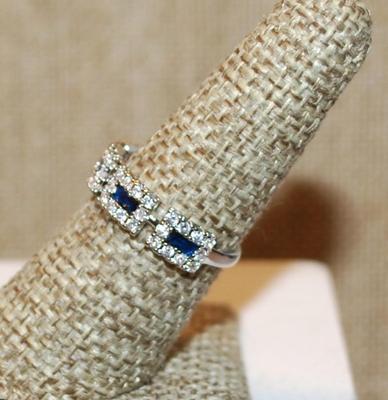 Size 7 Blue Stone Inserts Ring on 5 Rectangle Clear Stone Panels on a Silver Tone Band (3.1g)