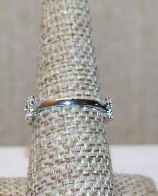 Size 7 Blue Stone Inserts Ring on 5 Rectangle Clear Stone Panels on a Silver Tone Band (3.1g)