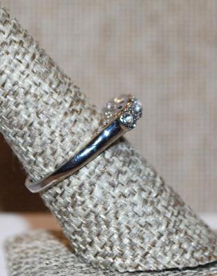 Size 7¼ Wedding/Engagement Style Ring with 5 Clear Stones in a Row on a Silver Tone Band (2.7g)