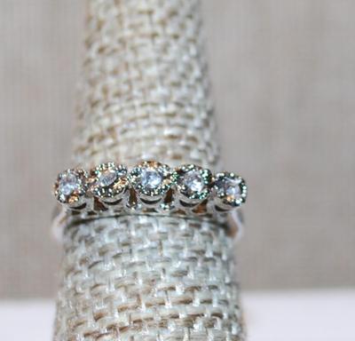 Size 7¼ Wedding/Engagement Style Ring with 5 Clear Stones in a Row on a Silver Tone Band (2.7g)