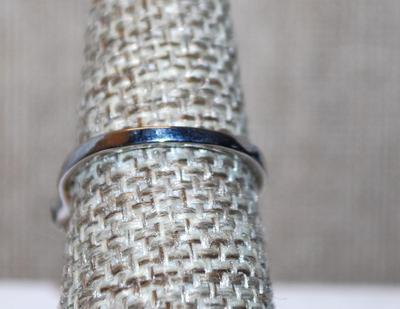 Size 7¼ Wedding/Engagement Style Ring with 5 Clear Stones in a Row on a Silver Tone Band (2.7g)