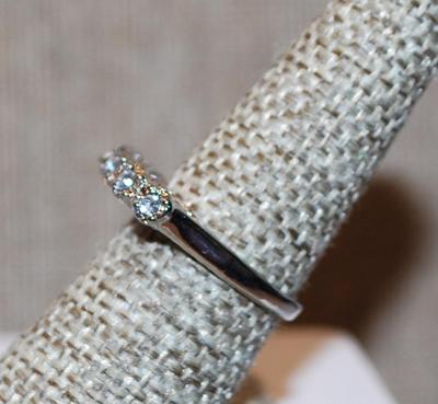 Size 7¼ Wedding/Engagement Style Ring with 5 Clear Stones in a Row on a Silver Tone Band (2.7g)