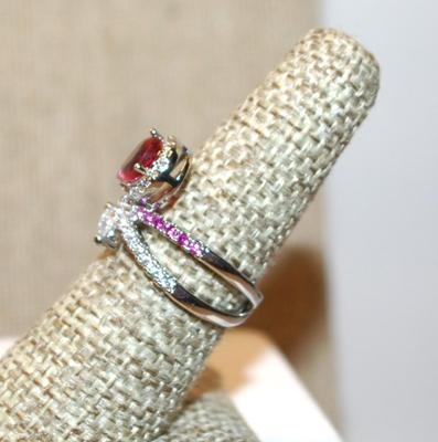 Size 7 Pretty Bowtie Style Ring with a Red Pear Cut Main Stone and Pink/Clear "Ribbons" on a Silver Tone Band (4.4g)
