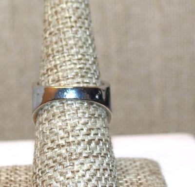 Size 7 Marked .925 Blue Pear Cut Stone Ring with a Graphic Designed Flowered Silver Band (6.5g)