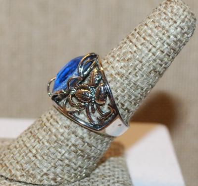 Size 7 Marked .925 Blue Pear Cut Stone Ring with a Graphic Designed Flowered Silver Band (6.5g)