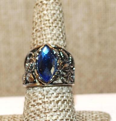 Size 7 Marked .925 Blue Pear Cut Stone Ring with a Graphic Designed Flowered Silver Band (6.5g)