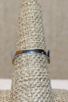 Size 7 Iridescent Round Stone Marked .925 Ring with Swirled Rows of Clear Stone on a Silver Band (4.3g)