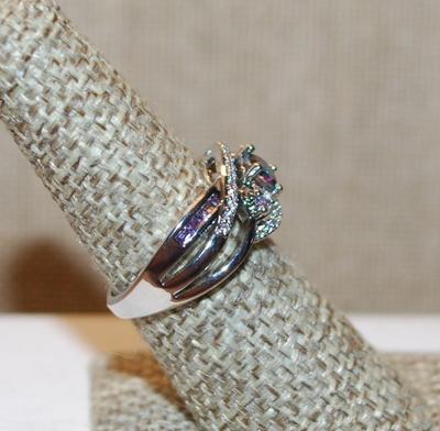 Size 7 Iridescent Round Stone Marked .925 Ring with Swirled Rows of Clear Stone on a Silver Band (4.3g)
