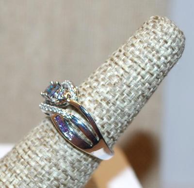 Size 7 Iridescent Round Stone Marked .925 Ring with Swirled Rows of Clear Stone on a Silver Band (4.3g)