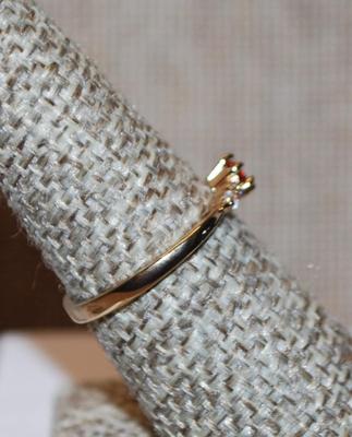 Size 7 Marked .925 Delicate Red Round Stone Ring with 4 Stone Side Accents on a Gold Band (1.3g)