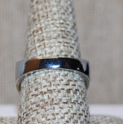 Size 8½ Blue & Clear Stones Cluster Cocktail Ring on a Solid Silver Tone Band (8.6g)