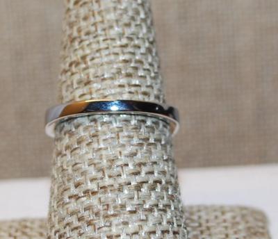Size 7½ Smaller Cocktail Styled Ring with Pear Cut Blue Stone & Glitter Stones Accents on a Silver Tone Band (3.7g)