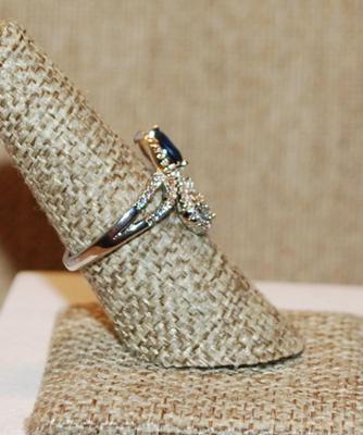 Size 7½ Smaller Cocktail Styled Ring with Pear Cut Blue Stone & Glitter Stones Accents on a Silver Tone Band (3.7g)