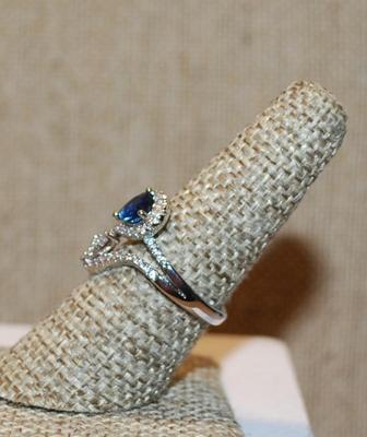 Size 7½ Smaller Cocktail Styled Ring with Pear Cut Blue Stone & Glitter Stones Accents on a Silver Tone Band (3.7g)