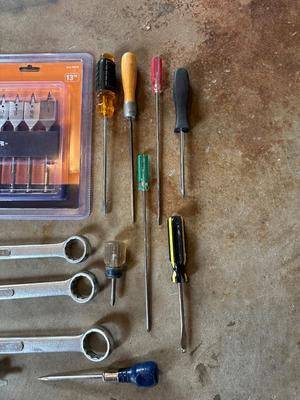 SPADE BIT SET, SCREWDRIVERS, COMBINATION WRENCHES