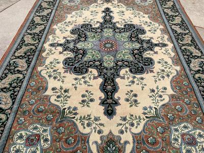 Beautiful Medallion Multi Colored Rug Excellent Condition
