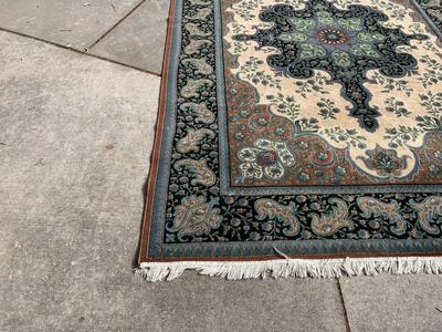 Beautiful Medallion Multi Colored Rug Excellent Condition