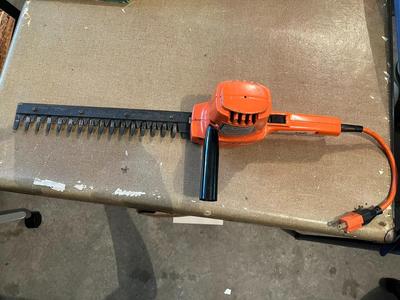 Black and Decker 8100 13" Single Edge Shrub and Hedge Trimmer 120v 2.0 Amps