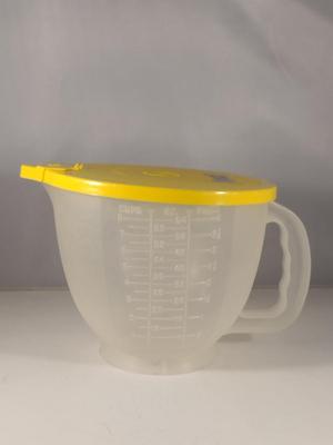 Tupperware Bisquick Batter Bowl with Lid- 8 Cup Capacity
