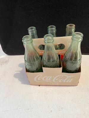 Coca Cola 6-Pak Non-Refillable Glass Bottles in Santa Christmas Coke Case