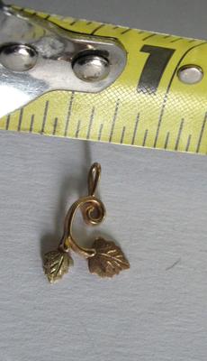 10K Gold Vintage 1970s Leaf Shaped Pendant