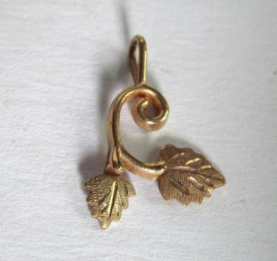 10K Gold Vintage 1970s Leaf Shaped Pendant